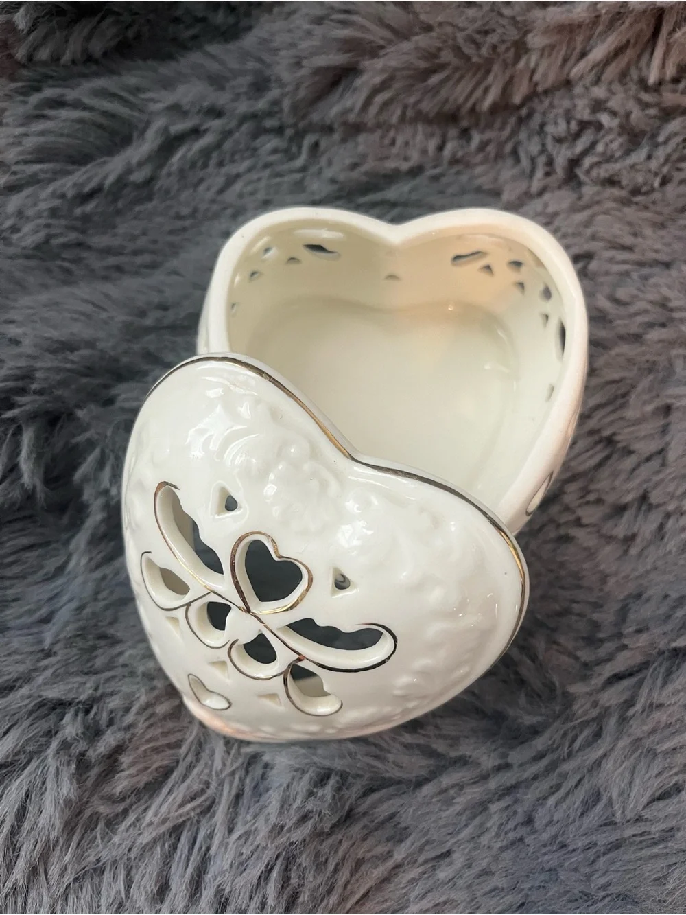Heart-Shaped Ceramic Jewelry Box in Cream with Gold Trim